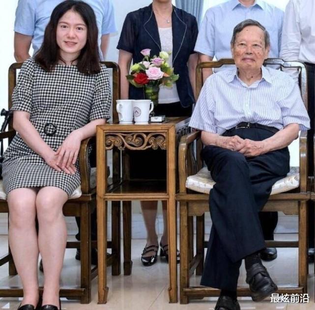 杨振宁和娇妻翁帆同框，衬衫配西裤精神矍铄，让人忘记54岁年龄差