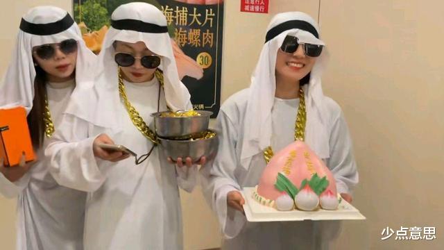 女子过生日，闺蜜包裹严实后拉她到处遛，海底捞员工甘拜下风