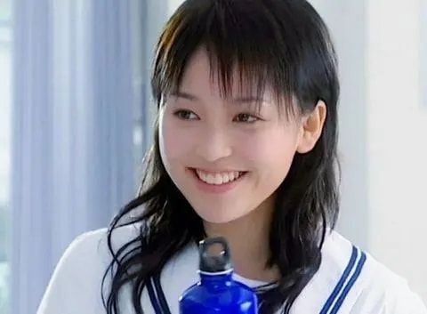 金莎|“可爱教主”金莎，与胡歌搭戏而爆红，如今大方回应38岁没人要