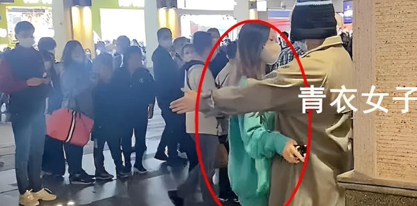 深圳女子街头贩卖拥抱,明码标价1元,奇怪穿搭引发网友关注