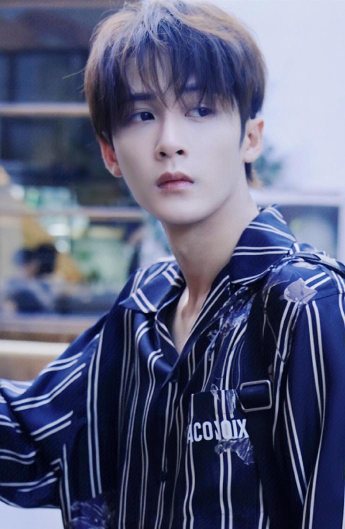 黑涩会美眉|8.1图：杨超越 杨幂 范丞丞 虞书欣 李宇春 吴磊 孟子义 蔡徐坤 迪丽热巴