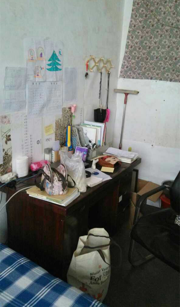 宿舍|一个农村女教师的宿舍，灶台就在床边，有谁比我住的更差？