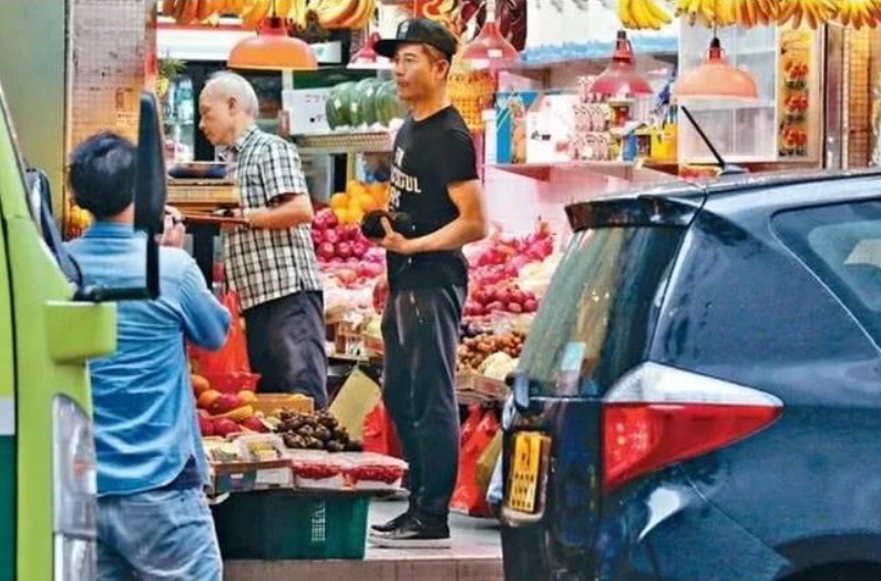 陈紫函|郭富城一家四口现身殡仪馆！女儿遭记者狂拍照，方媛全程伸手护娃