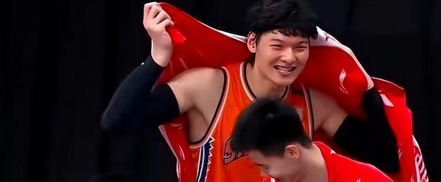 上海男篮|再见！上海男篮内线大将恐将离队，2大CBA球队有望成为他的新下家
