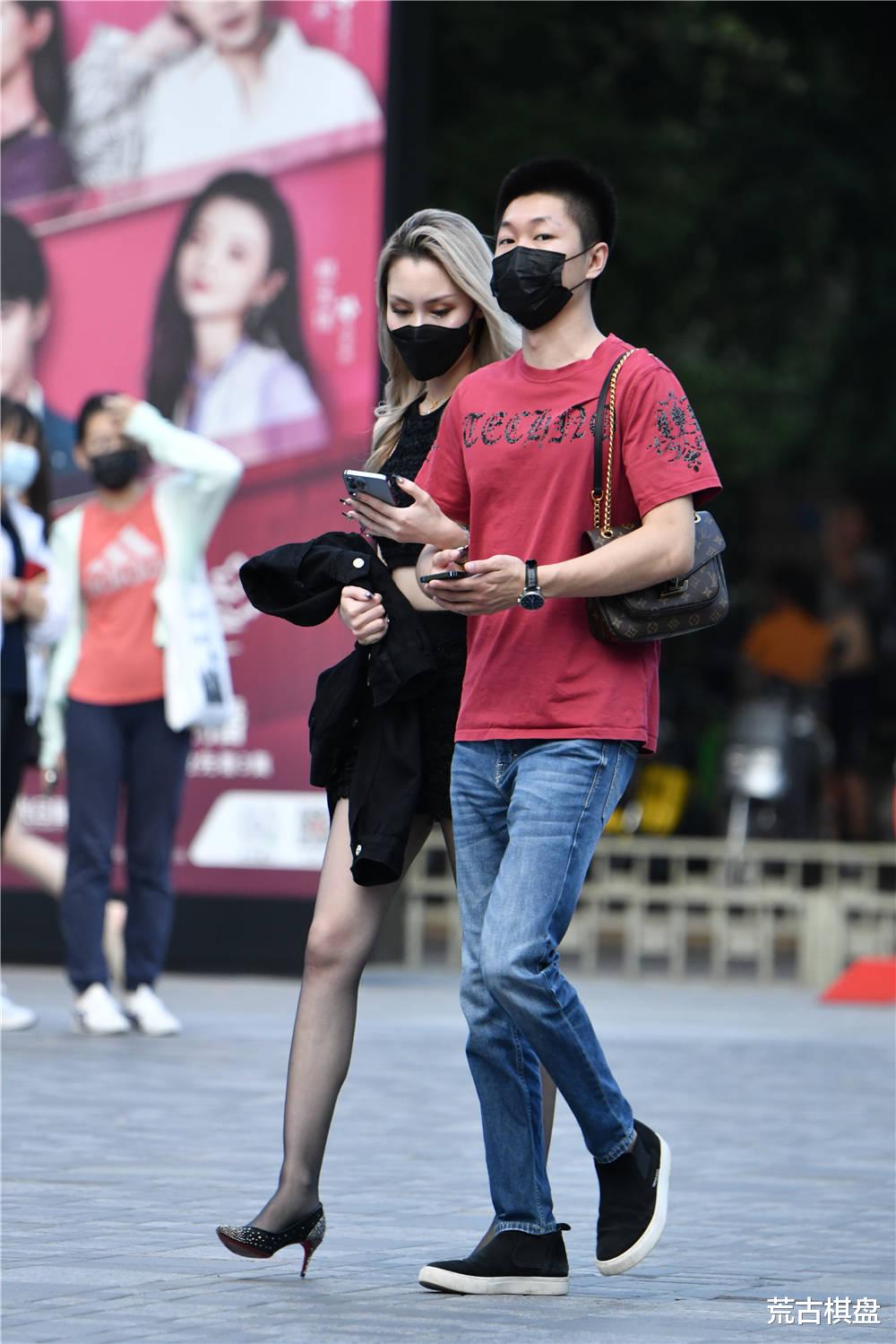 黑色丝袜搭配高跟鞋,夏季穿着依旧经典,爱美的你尝试一下吧