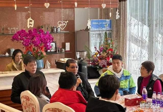 范志毅|范志毅携小17岁娇妻罕见现身！妻子穿着粉嫩很年轻，老范却很苍老