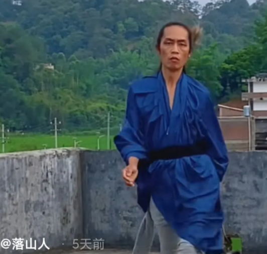 “落山人”模仿“陆仙人”被骂?乡村走秀难道就是他的专利吗?