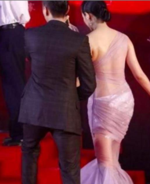 |紧身衣服没穿对多丢人？刘涛扣子崩开，柳岩特别土，金晨变小肚婆