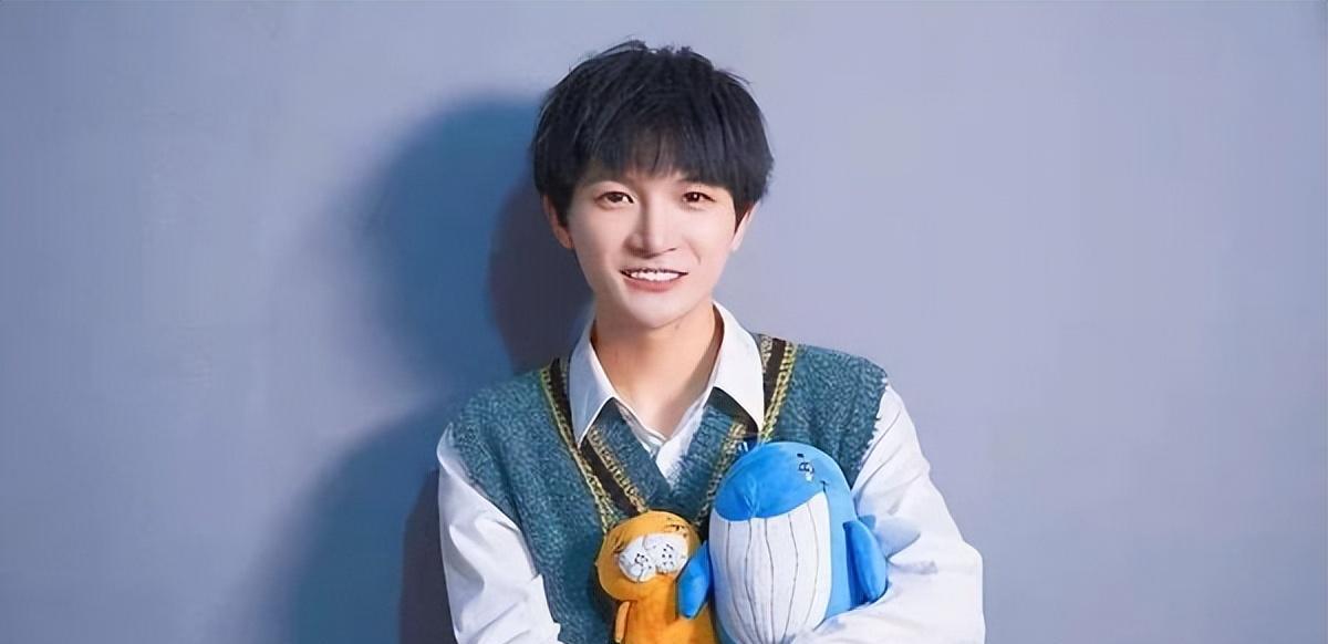 周深|周深与女粉丝恋爱？酒店内秀恩爱视频曝光，女方有七套房还有公司