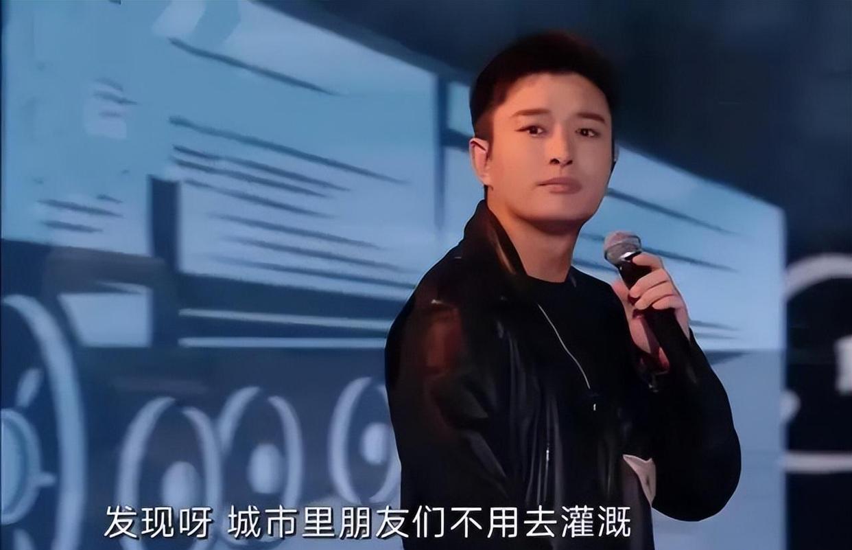 跨年晚会|王一博的赤脚、杨幂的香肩、赵露思的腮红……跨年如今显现鸡肋之味