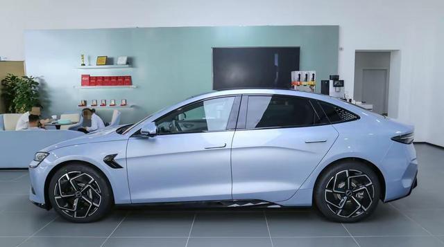 比亚迪“海豹”到店实拍,实力碾压Model 3,3.8秒破百,仅21.28万