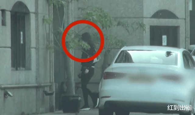 方媛|34岁方媛亲自带女儿回学校，和老师打招呼显亲切，郭富城罕见陪妻子