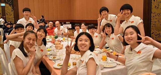 姆希塔良|女排新人吴梦洁的扣球动作像朱婷希望她以后能继承朱婷的衣钵