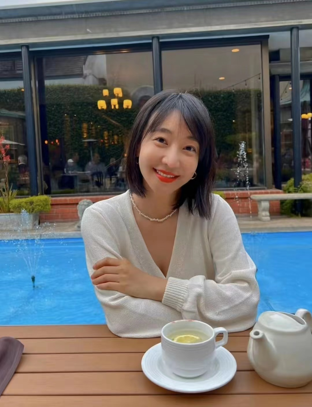 姜尘|34岁女星定居美国生活潇洒，乘私人飞机旅游，因未给小费引热议
