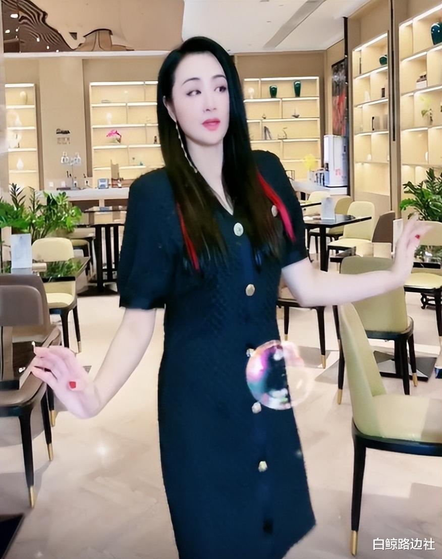 曹颖|48岁曹颖餐厅跳舞庆生,老公儿子双簧送祝福,10岁王子颜值超高