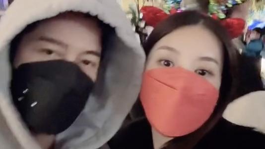 郭富城|方媛平安夜与老公逛街，57岁郭富城穿卫衣时尚年轻，夫妻俩甜蜜依偎