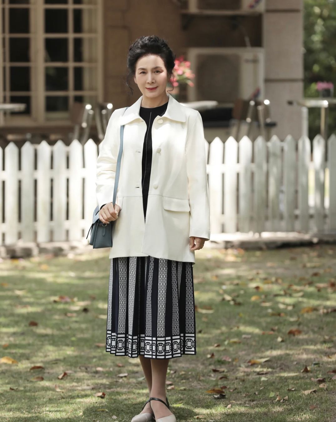 这才是60岁女人该有的秋装穿搭:优雅大气不扮嫩,美得自然不做作