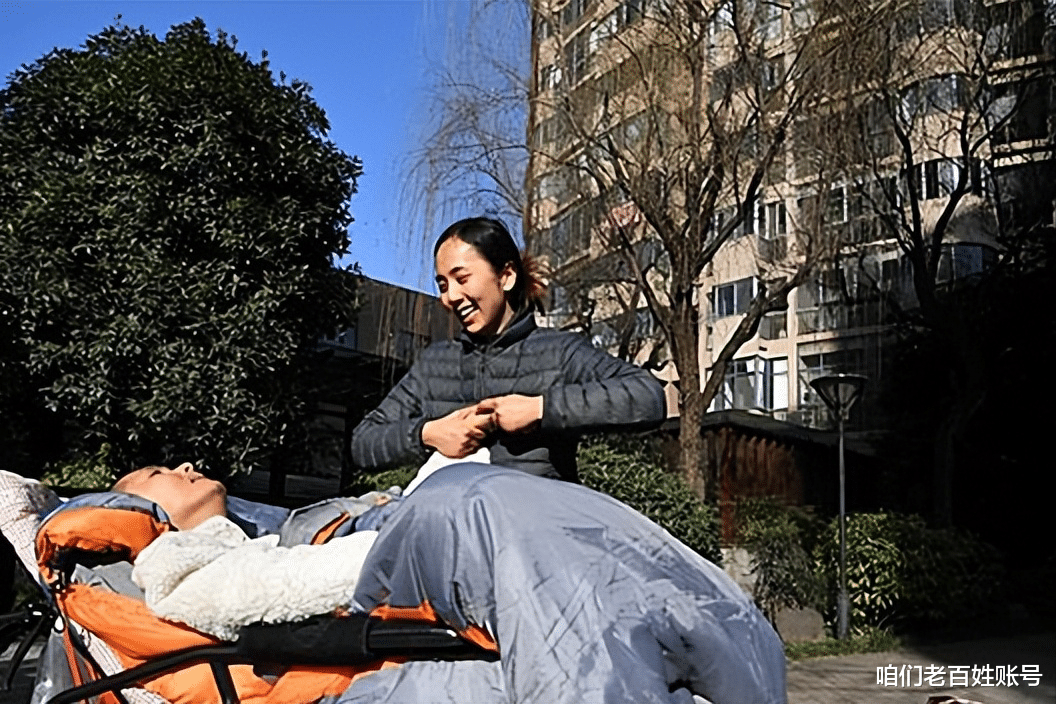 两人仅相恋七个月,男友意外变成植物人,女友却不离不弃照料四年