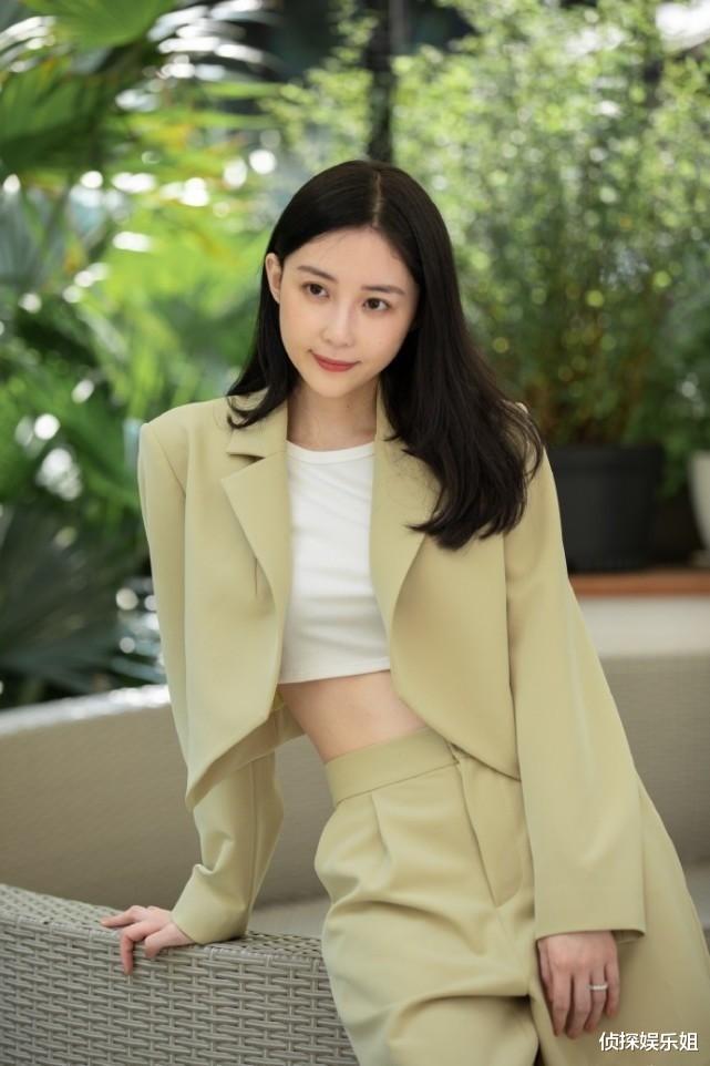 阿娇|潘玮柏老婆与明星姐妹聚会，被阿娇亲昵捧脸，两大美女颜值相当