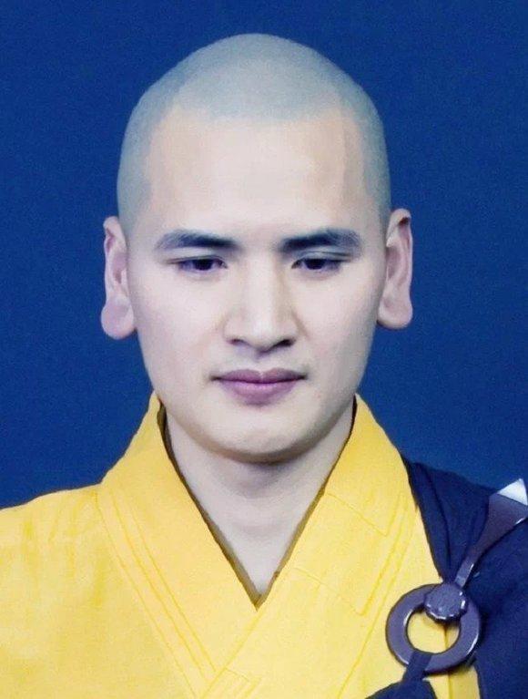 29岁公务员出家做和尚,富婆豪掷400万,送他法拉利求婚