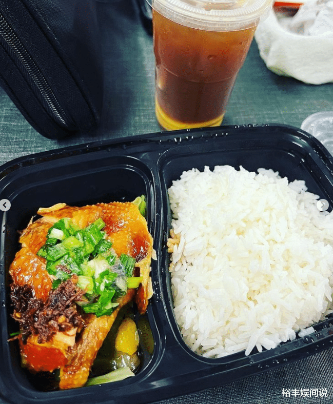 文颂娴|45岁文颂娴时隔两年再拍剧，晒剧组盒饭超美味，短发造型似20多岁