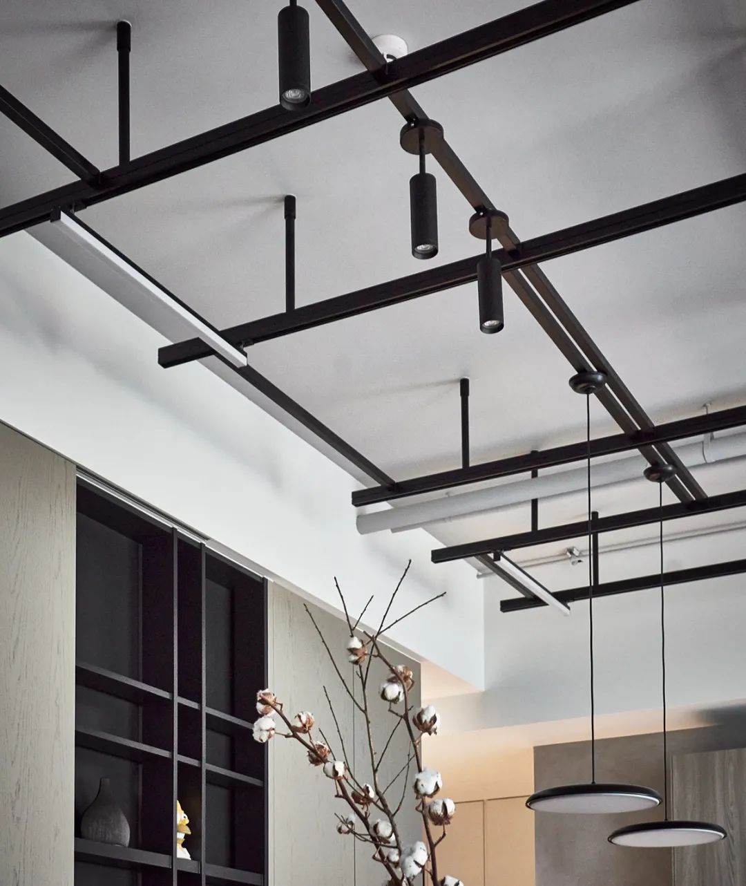 高级灰简约风装修,融入经典装修元素,三居室美翻了