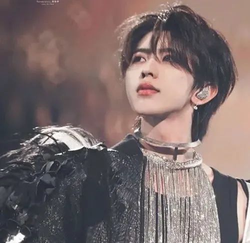 蔡徐坤|蔡徐坤新歌封面抄袭！工作室连忙发声：海报已撤，为审核不严致歉