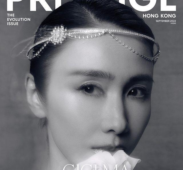 黎姿|50岁黎姿再为杂志拍封面!穿抹胸长裙秀完美锁骨,疑似为复出铺路