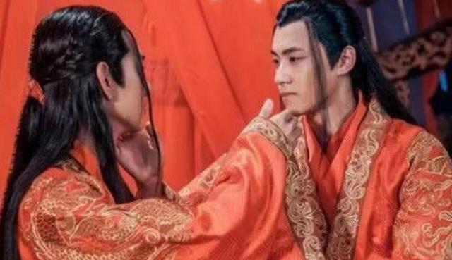 考古发现千年情侣墓,墓中2男子“手牵手”,那段野史或许是真的