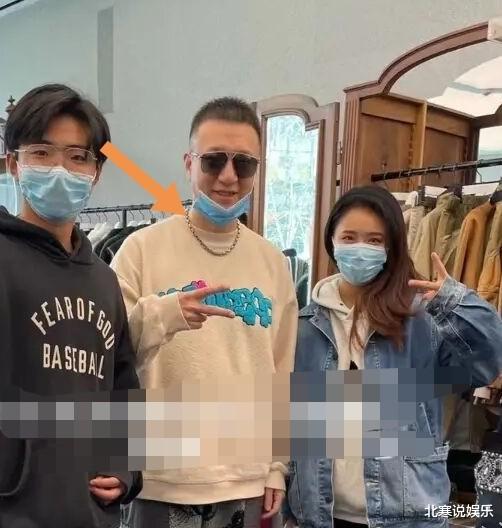 孙红雷|孙红雷逛街潮牌店被偶遇,一身打扮酷似大男孩,脖子大金项链吸睛