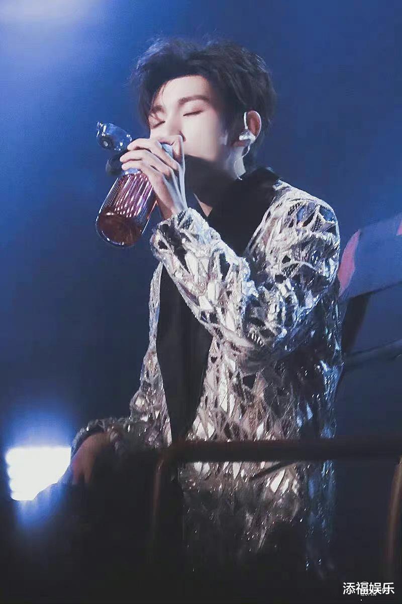 王源|王源的少女风水杯，被工作人员还有妈妈操控的取向，但还是刚哥