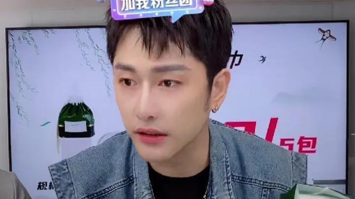 朱梓骁|朱梓骁早市带货纸巾，遇大爷大姨疯狂扫货，被吓到忘记表情管理