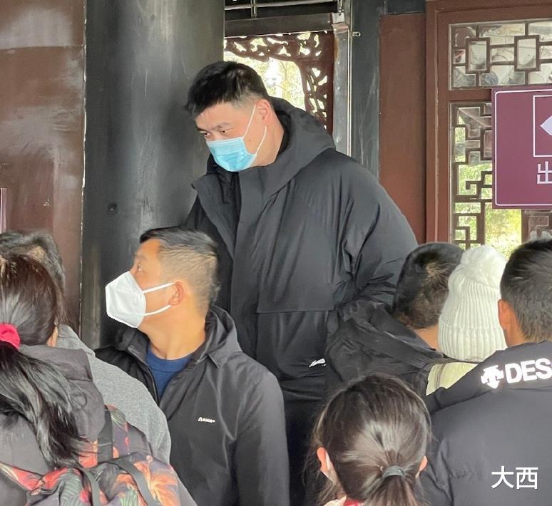 姚明|姚明一家亮相成都,逛都江堰回头率太高,叶莉很苗条