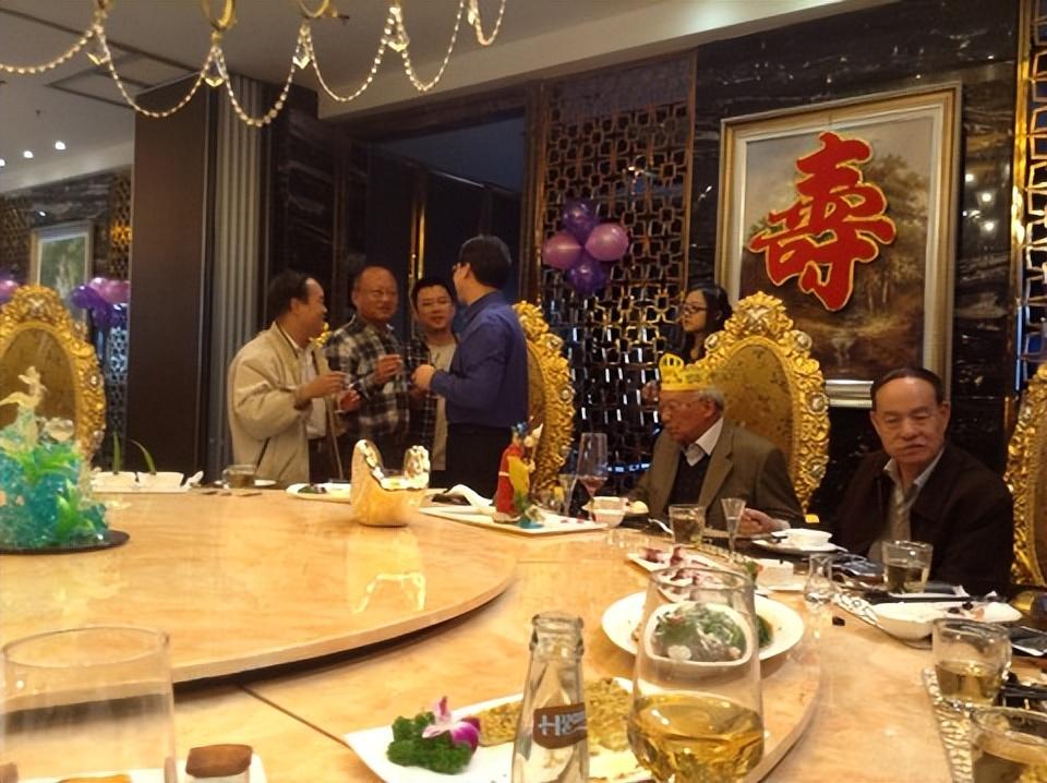 江苏一老爷子寿宴,竟连开6箱茅台,其孙子宴后竟做出“荒唐事”