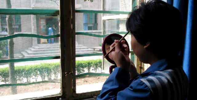 纪实回顾:从“鬼”到人,吸毒8年的年轻女子在监狱经历了什么?