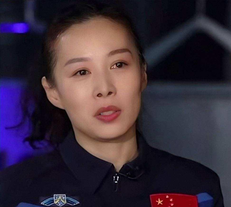 牺牲太大!神十四返回,宇航员出舱后面部浮肿,被抬上“救护车”