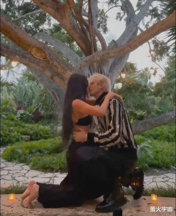 求婚|好莱坞女星梅根·福克斯宣布订婚，枪爷单膝跪地拿双钻求婚超浪漫