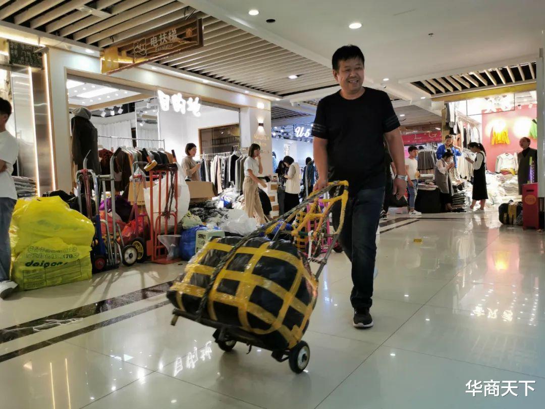 激光电视|别为实体店喊冤了,学生在门店花6000买的联想电脑,网上只卖4000