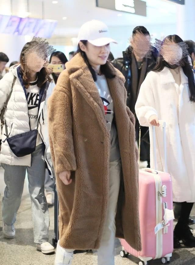 泰迪|周涛素颜机场照曝光，穿泰迪大衣臃肿又显胖，全靠气质撑起