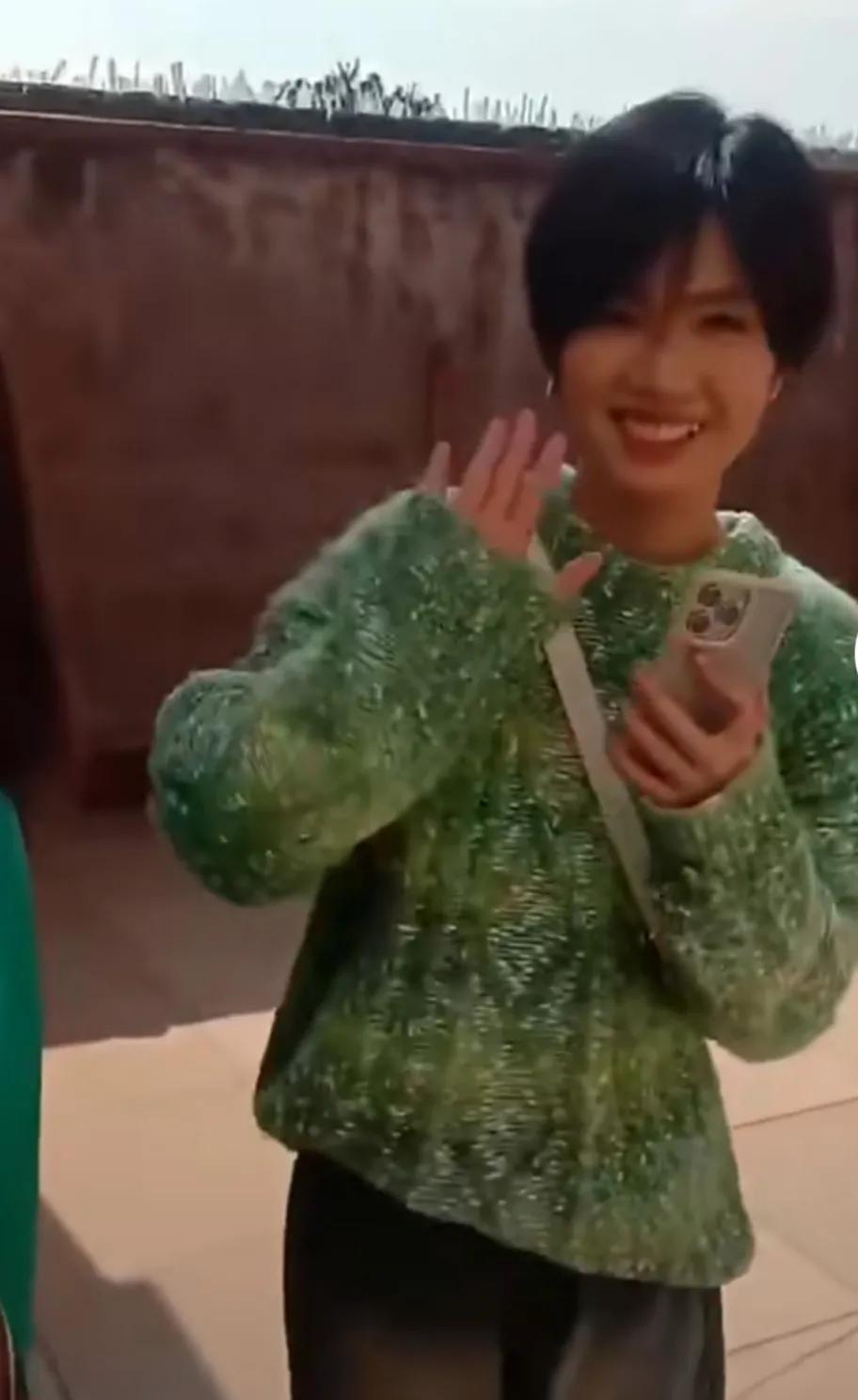 庆贺|好声音梁钰莹回老家摆喜酒庆贺，非常接地气，与众人合影