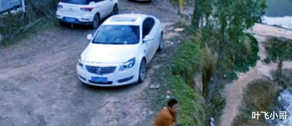 延安|男子鱼塘边看人垂钓，一辆白车在面前开进水中，他回头一看后悔了