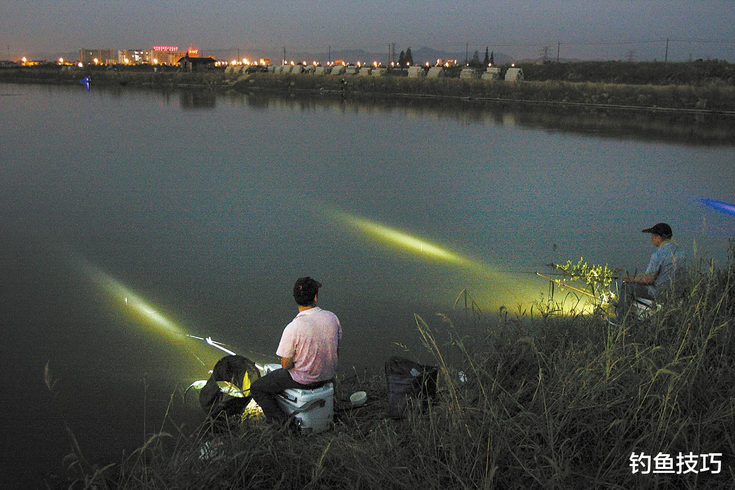 夕阳红|夜晚钓鱼的4个注意事项，增加鱼获的关键，少走许多弯路