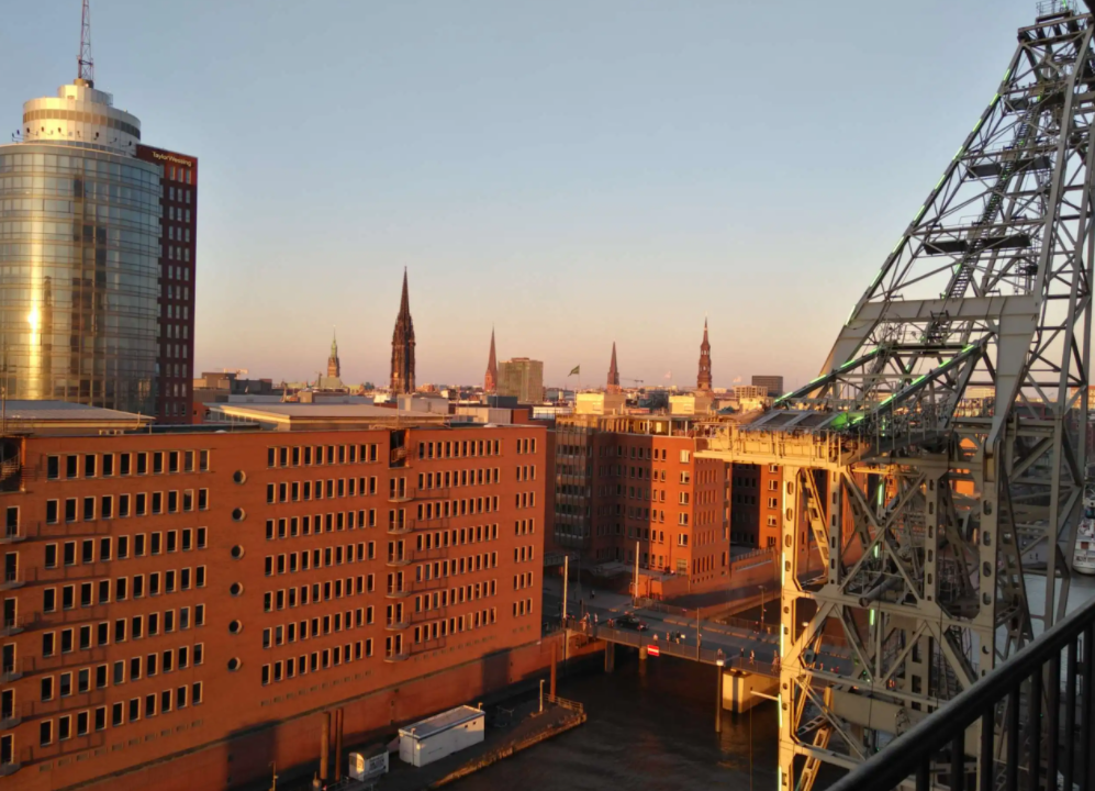 教堂|汉堡老城区的德赫街,那里的房屋,曾经是汉堡富商的住所和仓库