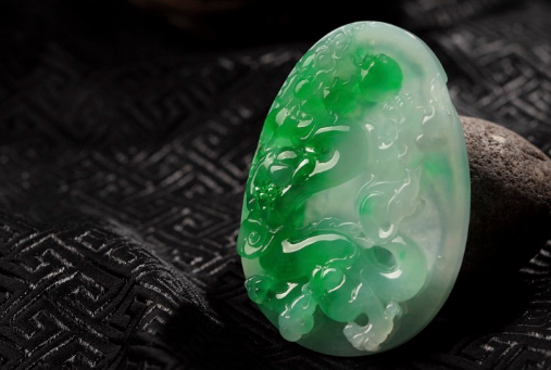 雕刻|如果翡翠被雕刻过，那么可能会有两种原因，你知道是哪两种吗？