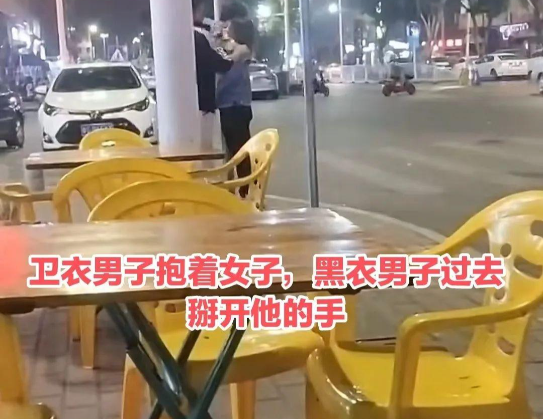 广东:2男为1女街头大打出手,女子旁边观看:谁赢我跟谁!