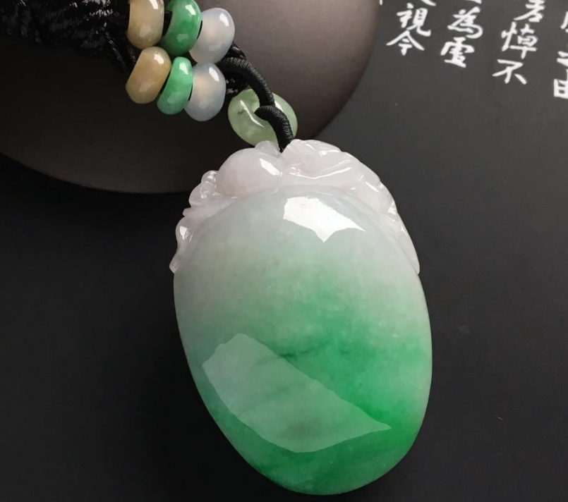 翡翠|翡翠的价格越昂贵,挂绳的颜色越暗淡吗?这样的说法并不正确