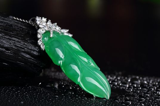 翡翠|翡翠饰品为何如此贵重？一是料子珍贵，二是开采流程繁琐