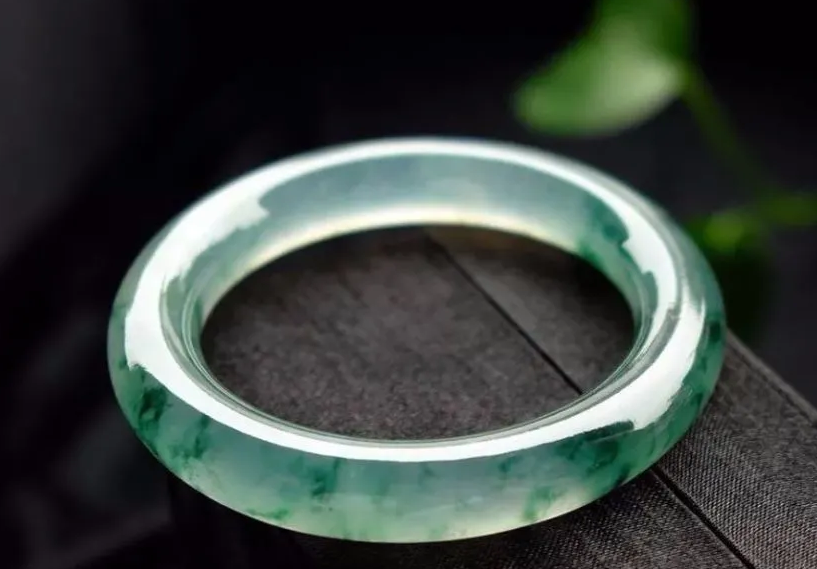 翡翠手镯|翡翠手镯选对类型很重要,手镯的类型不同,适合的人群也不一样