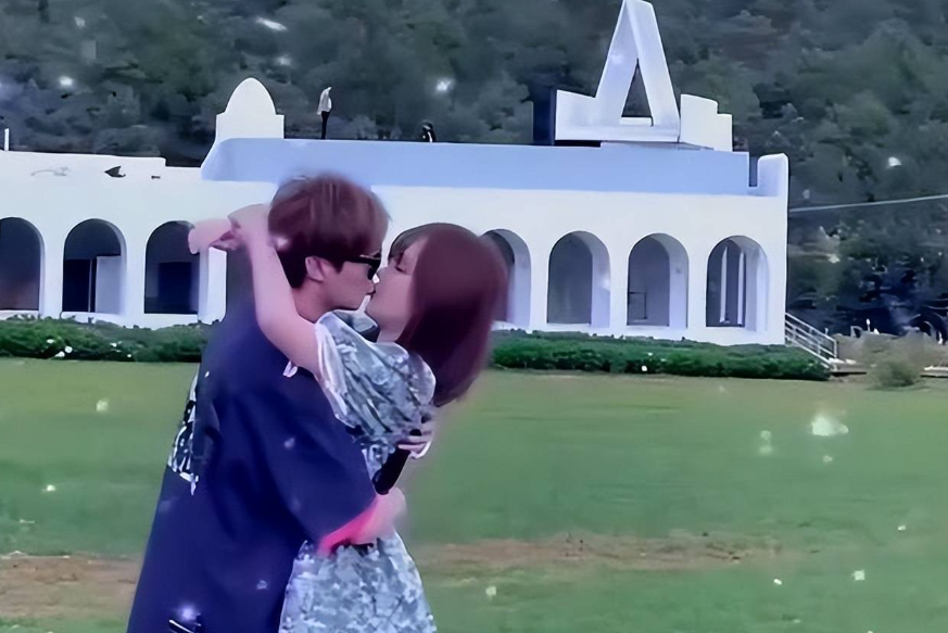 赵本山|赵本山女儿豪宅内秀恩爱！未婚夫一身健硕肌肉，奢侈品占满一整面墙