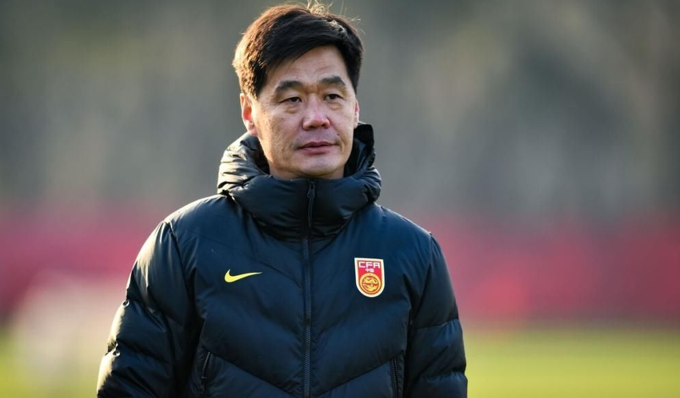 国足|前国足王牌炮轰李霄鹏事件24小时！李璇发文驰援，球迷纷纷赞同！